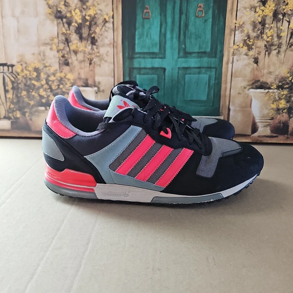 Size 11- ZX 700 adidas Black Grey and Red